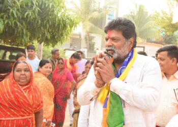 बीड शहरवासियांनी अनिलदादांच्या प्रचार बैठकीत दैनंदिन समस्यांचा टाहो फोडून दिला क्षीरसागर मुक्तीचा नारा!