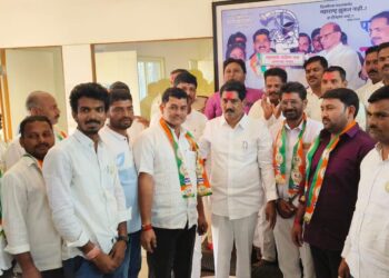 मुंदडा परिवाराची पस्तीस वर्षांची साथ सोडून ज्ञानेश्वर चवरे शरद पवारांच्या राष्ट्रवादीत