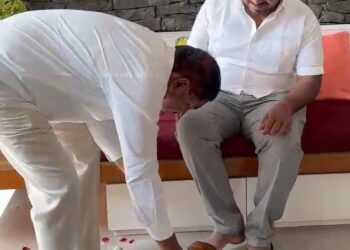 सुरेश धस आमदार झाले अन् त्यांने चप्पल घातली