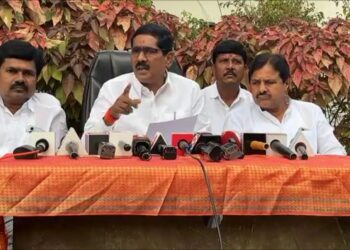 १२ डिसेंबरला माजी पालकमंत्र्याच्या बंगल्यावर मुख्य आरोपी सोबत पोलीस अधिकाऱ्याची बैठक