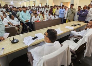 सामान्य नागरीकांची अडवणुक खपवून घेणार नाही नगर परिषदेच्या आढावा बैठकीत आ.विजयसिंह पंडित यांचा इशारा