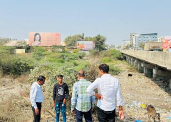 बीडमध्ये आ.संदीप क्षीरसागरांकडून बंधारा कम पुल जागेची पाहणी