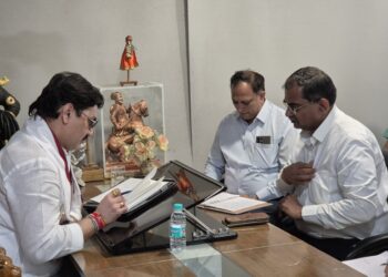 सणासुदीत विजेचा लपंडाव नको – धनंजय मुंडे यांच्या महावितरणच्या अधिकाऱ्यांना सक्त सूचना