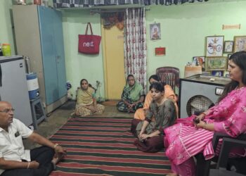 ना. पंकजाताई मुंडे यांनी केले पांडे, शर्मा, जाधव कुटुंबियांचे सांत्वन