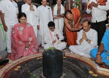 उपमुख्यमंत्री अजित पवार यांनी घेतले प्रभु वैद्यनाथाचे दर्शन