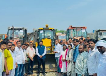 बिंदुसरा नदीपात्रात स्वच्छता आणि खोलीकरणाच्या कामाचा आ.संदीप क्षीरसागर, जिल्हाधिकार्‍यांकडून शुभारंभ