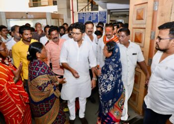 बीड शहरातील नागरी समस्या तातडीने सोडवा; डॉ.योगेश क्षीरसागर यांच्या नेतृत्वाखाली रा.काँ.च्या शिष्टमंडळाचे सीओंचे निवेदन