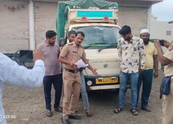 होळ येथील राशन दुकानातून टेम्पोने आणलेले धान्य धारूरमध्ये पकडले!