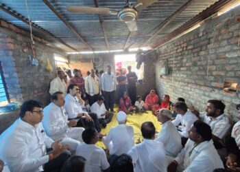 मराठा आरक्षणासाठी आत्महत्या केलेल्या सुगाव ता. अंबाजोगाई येथील तरुणाच्या कुटुंबियांचे धनंजय मुंडे यांनी केले सांत्वन