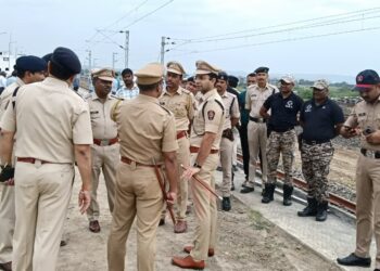 17 सप्टेंबरला बीड-नगर रेल्वेचे स्वप्न प्रत्यक्षात साकारणार : जिल्हा प्रशासन व रेल्वेच्या वरिष्ठ अधिकाऱ्यांकडून पाहणी