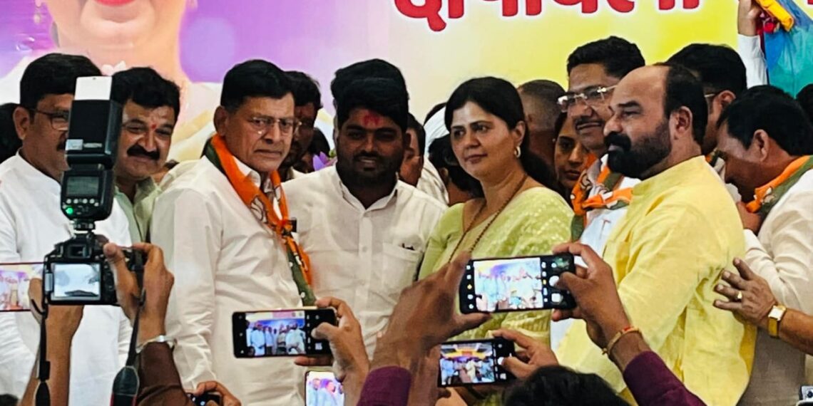 पंकजाताईं मुंडेंच्या हस्ते बदामराव पंडितांचा भाजपात जाहीर प्रवेश