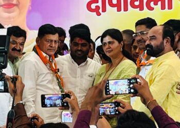 पंकजाताईं मुंडेंच्या हस्ते बदामराव पंडितांचा भाजपात जाहीर प्रवेश