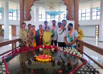 परळी पालिकेतील भाजपा उमेदवार गोपीनाथ गडावर नतमस्तक