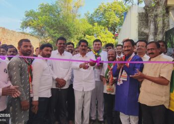 खा.बजरंग सोनवणे यांच्या हस्ते राष्ट्रवादी काँग्रेस पक्षाच्या नगराध्यक्ष पदाच्या उमेदवार सौ. संध्या दीपक देशमुख यांच्या प्रचार कार्यालयाचे उद्घाटन