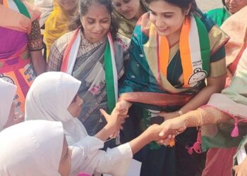 राष्ट्रवादीच्या प्रचारासाठी सौ. विजेता पंडित यांच्या डोअर टू डोअर गाठीभेटी