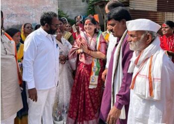 राष्ट्रवादी काँग्रेस पक्ष शरद पवार गटाच्या नगराध्यक्ष पदाच्या उमेदवार सौ.संध्या दीपक देशमुख यांनी माणिक नगर प्रभाग क्रमांक पिंजून काढला