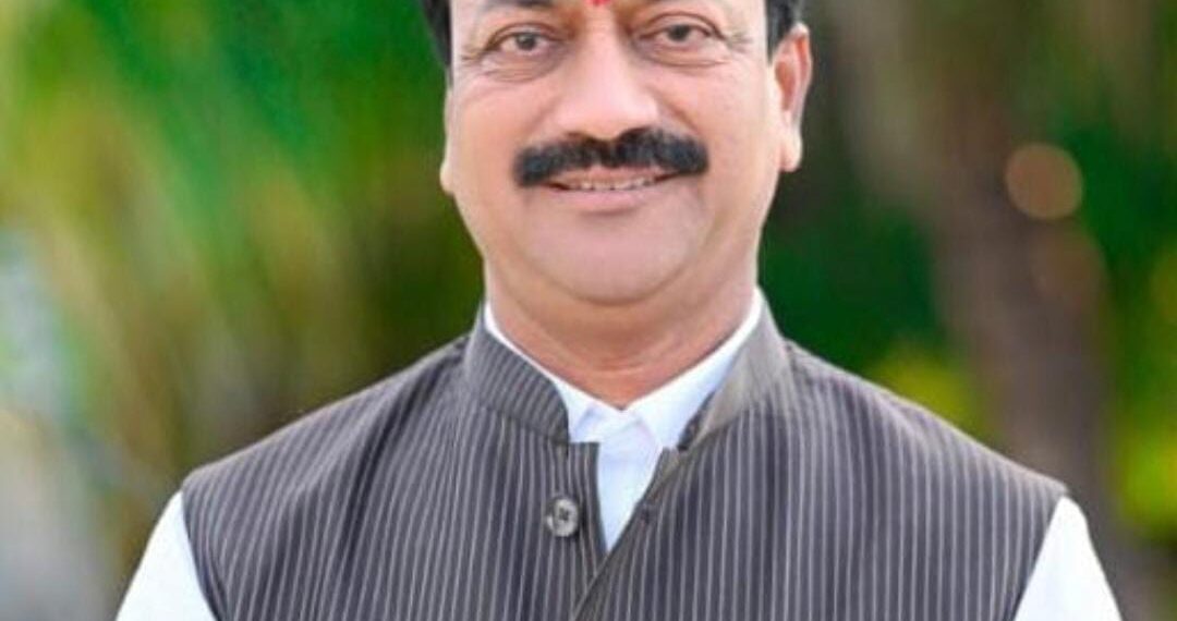 परळीच्या पक्षपाती निवडणूक अधिकाऱ्यांवर कारवाई कधी होणार : दीपक देशमुख