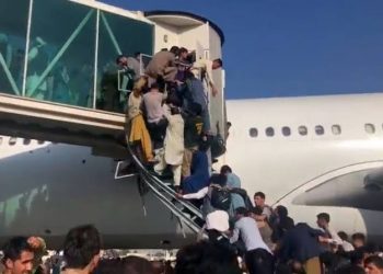 काबूल विमानतळावर चेंगराचेंगरी, प्रवासी हवेत उडणाऱ्या विमानातून पडले