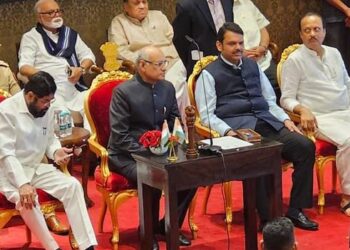 तोडा फोडा राज्य करा; शिवसेनेपाठोपाठ राष्ट्रवादी फुटली!