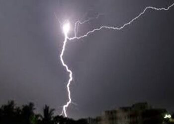 अंगावर विज पडून आईचा जागीच मृत्यू तर मुलगा गंभीररित्या जखमी