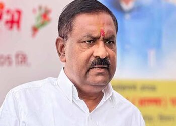 शेतकऱ्यांच्या बिबट्यापासून सुरक्षेसाठी दिवसा वीजपुरवठ्याची मागणी: आमदार सुरेश धस यांचे महावितरणला निवेदन